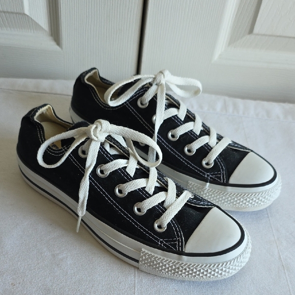 Converse All Stars Shoes - Black And White Canvas Converse All Stars Sneakers Womens 6 Mens 4